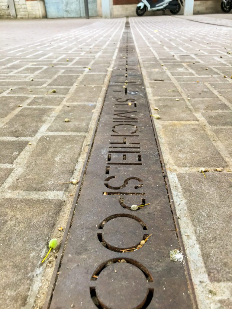 Sign on the ground to indicate a medieval gate