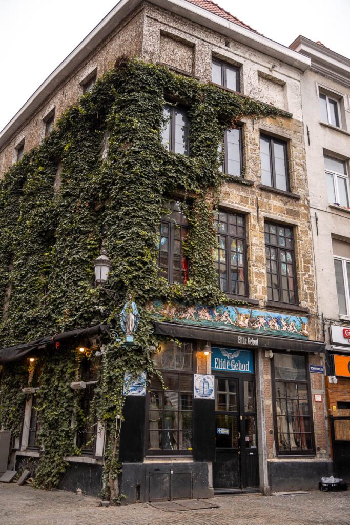 Het Elfde Gebod from the outside