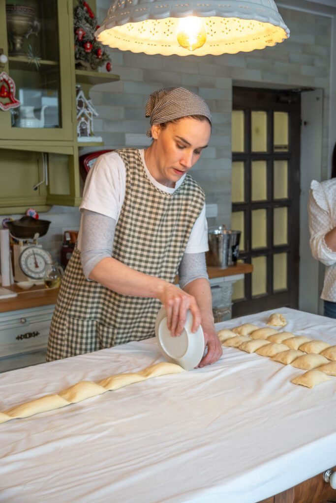 cutting the strukli